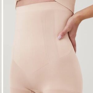 NWOT Spanx OnCore Sculpting High Waisted Mid-thigh Short in Soft Nude - Sz S